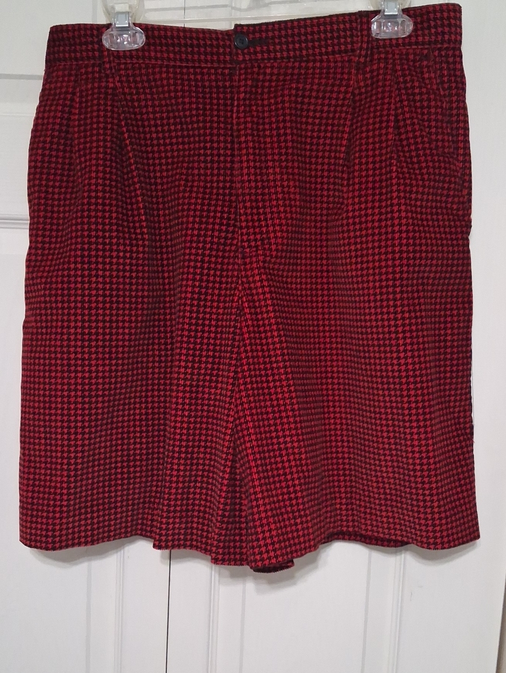Women's Red Houndstooth Midi Shorts - Tailored High-Waist Style